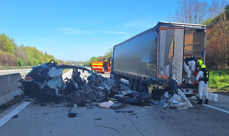 Nehoda kamionu a osobního vozu zastavila ve čtvrtek odpoledne v Ostravě provoz na dálnici D1. 