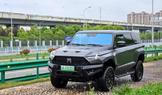 Elektrická verze má čtyři elektromotory, výkon přes tisíc koní a 142,7kWh baterku. Ta stačí na dojezd 505 km, ale podle benevolentnějšího čínského cyklu.