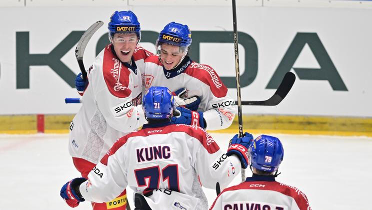 Radost českých hokejistů v zápase Euro Hockey Tour v Českých Budějovicích