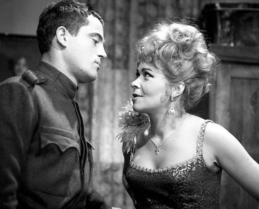 Jan Tříska v roli Lojzíka a Jiřina Bohdalová jako temperamentní Tonka ve filmu Martina Friče Hvězda zvaná Pelyněk (1964).    