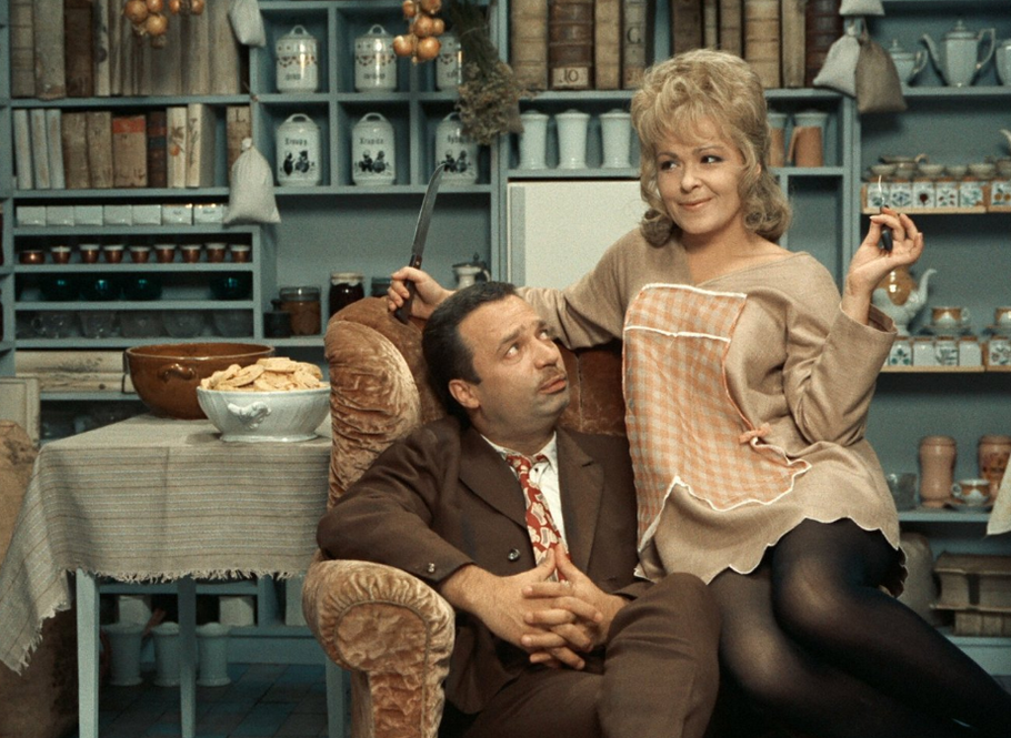 Jiřina Bohdalová a Vladimír Menšík ve filmu Ester Krumbachové Vražda ing. Čerta (1970).