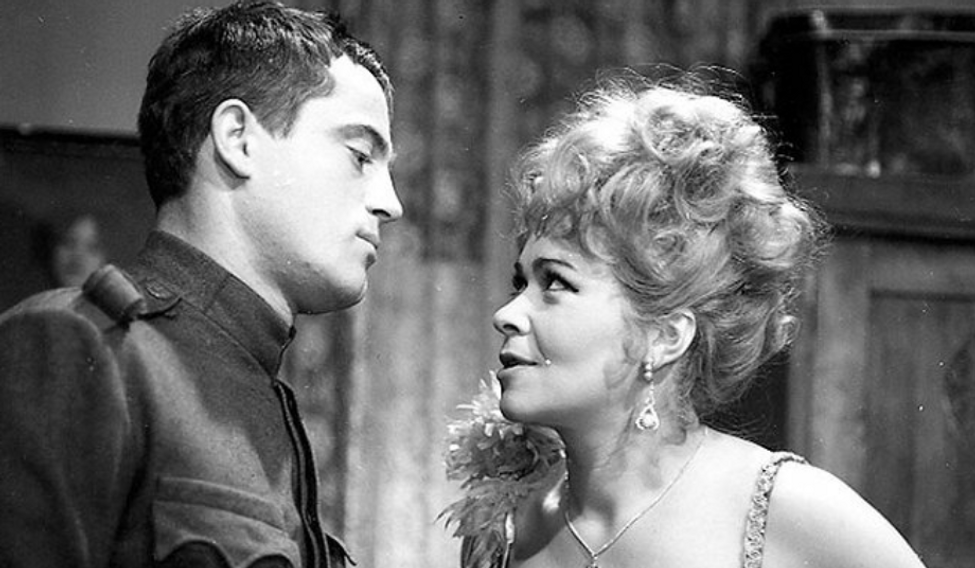 Jan Tříska v roli Lojzíka a Jiřina Bohdalová jako temperamentní Tonka ve filmu Martina Friče Hvězda zvaná pelyněk (1964).    