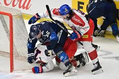 Daniel Voženílek brání Filipa Hronka, kterého tlačí k ledu Mikael Seppälä.