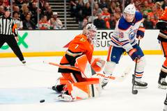 Lukáš Dostál a Zach Hyman v zápase play off NHL Anaheim – Edmonton