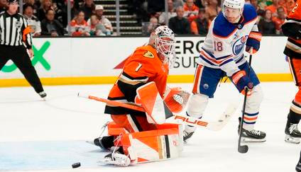 Lukáš Dostál a Zach Hyman v zápase play off NHL Anaheim – Edmonton