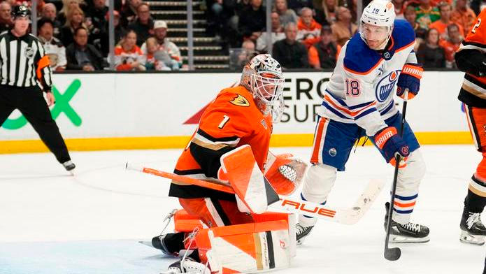 Lukáš Dostál a Zach Hyman v zápase play off NHL Anaheim – Edmonton