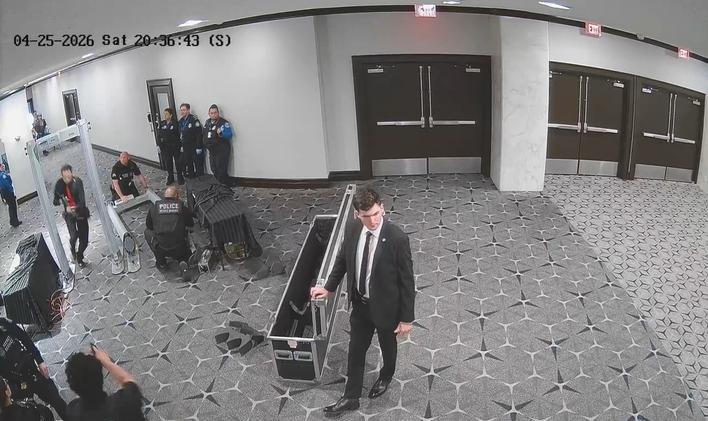 Záběr z bezpečnostní kamery ve washingtonském hotelu Hilton zlomek sekundy před tím, než Cole Tomas Allen (vlevo, probíhající bezpečnostním rámem) minulou neděli vystřelil z brokovnice na jednoho z agentů, kteří zabezpečovali právě probíhající tradiční prezidentskou galavečeři s korespondenty Bílého domu.