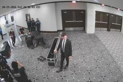 Záběr z bezpečnostní kamery ve washingtonském hotelu Hilton zlomek sekundy před tím, než Cole Tomas Allen (vlevo, probíhající bezpečnostním rámem) minulou neděli vystřelil z brokovnice na jednoho z agentů, kteří zabezpečovali právě probíhající tradiční prezidentskou galavečeři s korespondenty Bílého domu.
