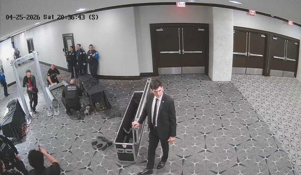Záběr z bezpečnostní kamery ve washingtonském hotelu Hilton zlomek sekundy před tím, než Cole Tomas Allen (vlevo, probíhající bezpečnostním rámem) minulou neděli vystřelil z brokovnice na jednoho z agentů, kteří zabezpečovali právě probíhající tradiční prezidentskou galavečeři s korespondenty Bílého domu.