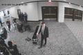 Záběr z bezpečnostní kamery ve washingtonském hotelu Hilton zlomek sekundy před tím, než Cole Tomas Allen (vlevo, probíhající bezpečnostním rámem) minulou neděli vystřelil z brokovnice na jednoho z agentů, kteří zabezpečovali právě probíhající tradiční prezidentskou galavečeři s korespondenty Bílého domu.