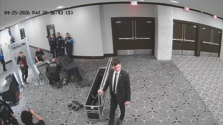 Záběr z bezpečnostní kamery ve washingtonském hotelu Hilton zlomek sekundy před tím, než Cole Tomas Allen (vlevo, probíhající bezpečnostním rámem) minulou neděli vystřelil z brokovnice na jednoho z agentů, kteří zabezpečovali právě probíhající tradiční prezidentskou galavečeři s korespondenty Bílého domu.
