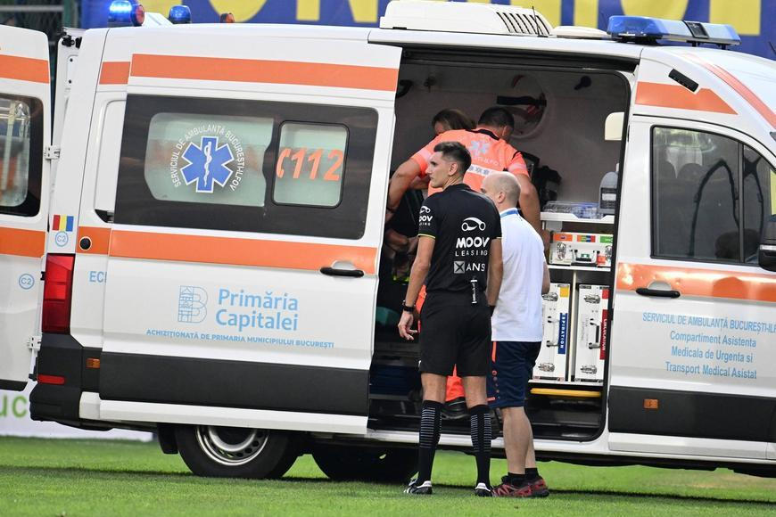 Rumunský bizár. Sanitka s brutálně zraněným fotbalistou uvízla na hřišti