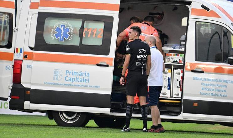 Rumunská sanitka na fotbalovém hřišti