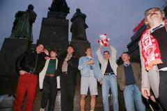 Fotbalový klub Slavia Praha oslavil v květnu 1996 získání titulu na Václavském náměstí v Praze u sochy sv.Václava. Zleva:Jaromír Blažek, Jiří Vávra, Daniel Šmejkal, Jiří Lerch, Vladimír Šmicer a trenér František Cipro.