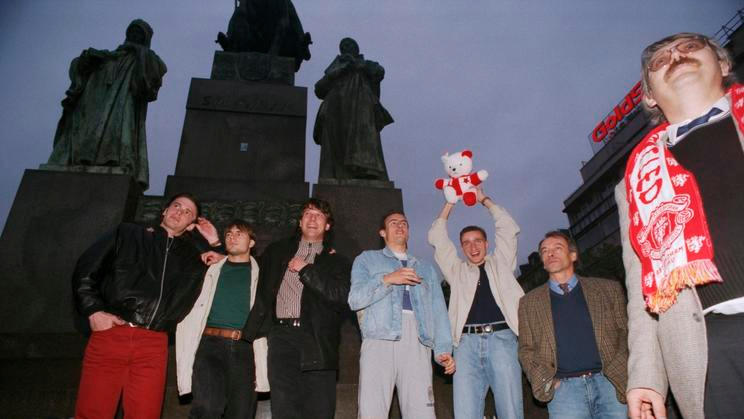 Fotbalový klub Slavia Praha oslavil v květnu 1996 získání titulu na Václavském náměstí v Praze u sochy sv.Václava. Zleva:Jaromír Blažek, Jiří Vávra, Daniel Šmejkal, Jiří Lerch, Vladimír Šmicer a trenér František Cipro.