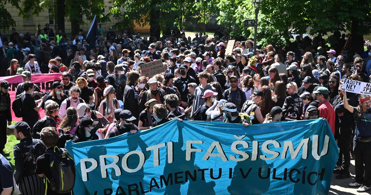 „Nedej náckům šanci!“ Centrem Prahy se vydal prvomájový pochod proti fašismu
