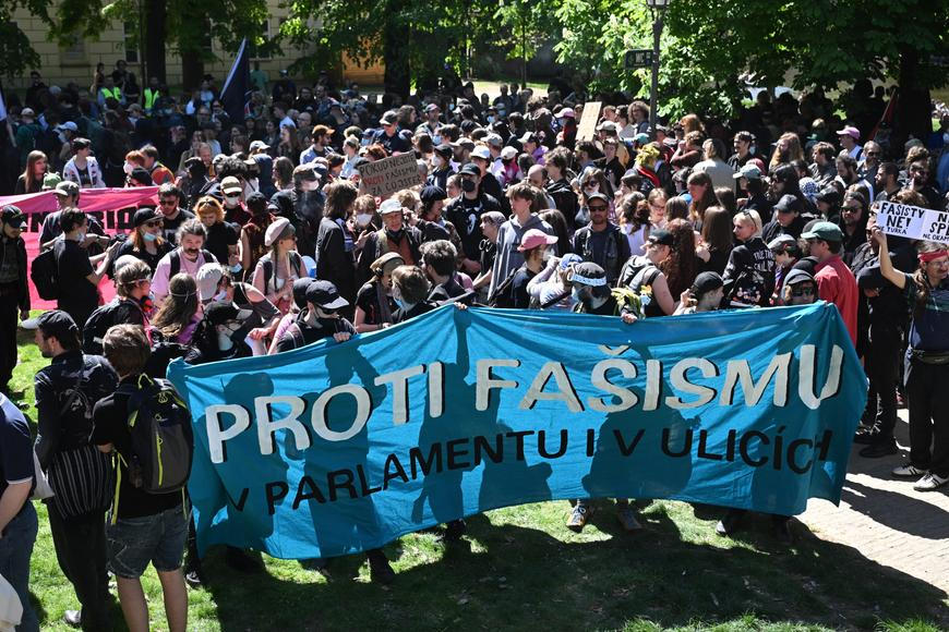 „Nedej náckům šanci!“ Prahou prošel prvomájový pochod proti fašismu, provázely ho i potyčky