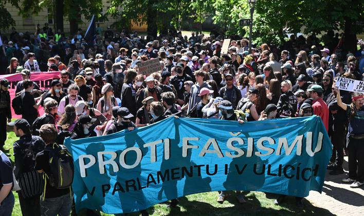 V pozvánce na 1. máj pořadatelé pochodu proti fašismu vyzvali ke vzdoru proti neonacismům „co navlékli saka a začali sbírat lajky“.; 1. května 2026, Praha.