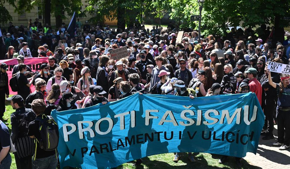 V pozvánce na 1. máj pořadatelé pochodu proti fašismu vyzvali ke vzdoru proti neonacismům „co navlékli saka a začali sbírat lajky“.; 1. května 2026, Praha.