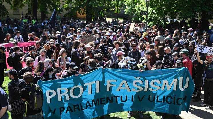 V pozvánce na 1. máj pořadatelé pochodu proti fašismu vyzvali ke vzdoru proti neonacismům „co navlékli saka a začali sbírat lajky“.; 1. května 2026, Praha.