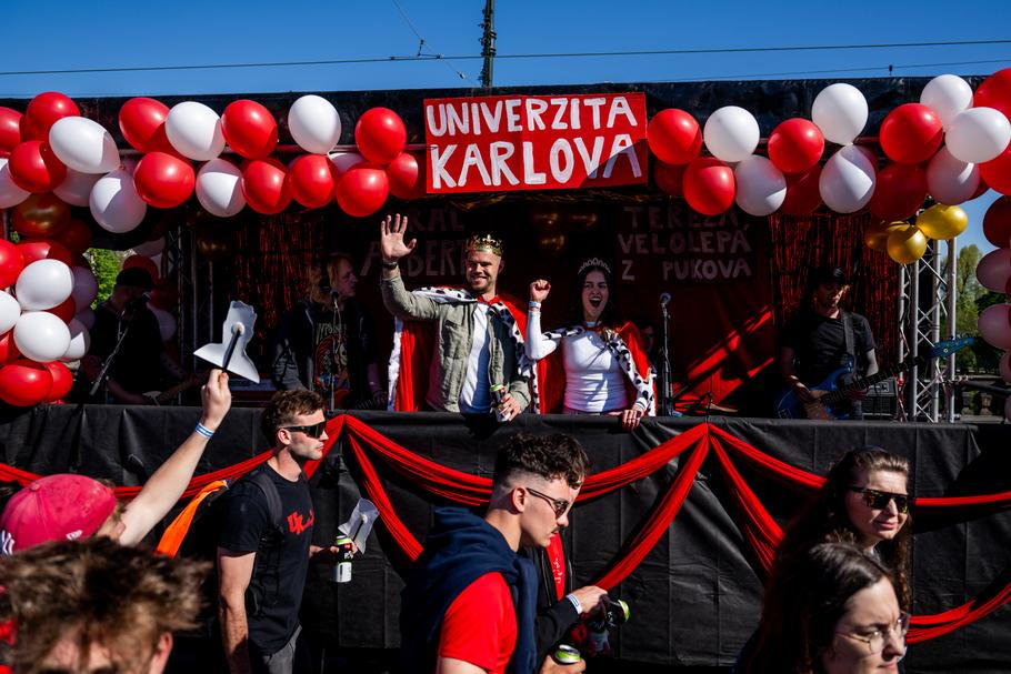 Studenti v průvodu tančili na hudbu kapel Vypsaná fixa, Chinaski, Grey256 a Refew a skandovali hesla svých univerzit.; 1. května 2026, Praha.