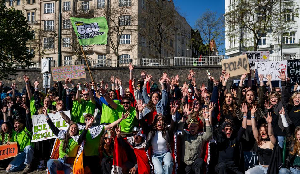 Účastníci průvodu se sešli ráno na pražské náplavce, kde ozdobili vozy univerzit a přestřihli majálesovou pásku; 1. května 2026, Praha.