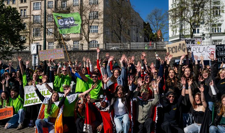 Účastníci průvodu se sešli ráno na pražské náplavce, kde ozdobili vozy univerzit a přestřihli majálesovou pásku; 1. května 2026, Praha.