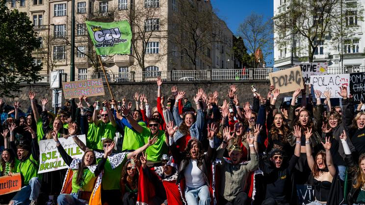 Účastníci průvodu se sešli ráno na pražské náplavce, kde ozdobili vozy univerzit a přestřihli majálesovou pásku; 1. května 2026, Praha.