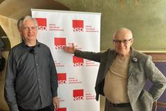 Spolu s Vladimírem Špidlou (vpravo) zakládá Novou sociální demokracii například bývalý senátor za sociální demokracii Jiří Dienstbier. Oba také vyšli společně na 1. máje sbírat pro svou novou stranu podporu v centru Prahy. 
