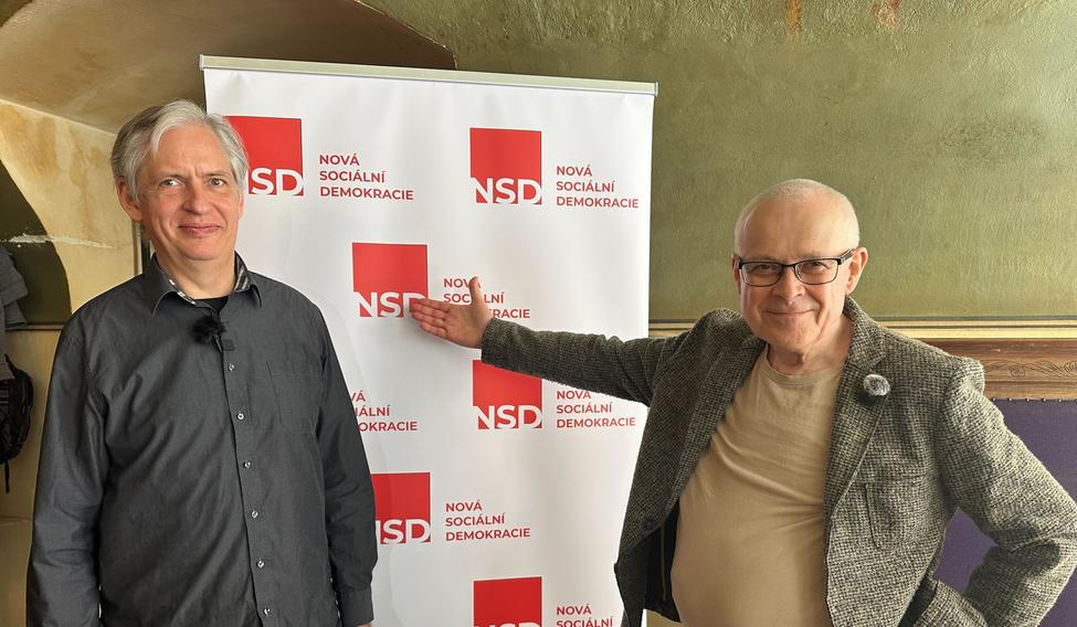 Spolu s Vladimírem Špidlou (vpravo) zakládá Novou sociální demokracii například bývalý senátor za sociální demokracii Jiří Dienstbier. Oba také vyšli společně na 1. máje sbírat pro svou novou stranu podporu v centru Prahy. 