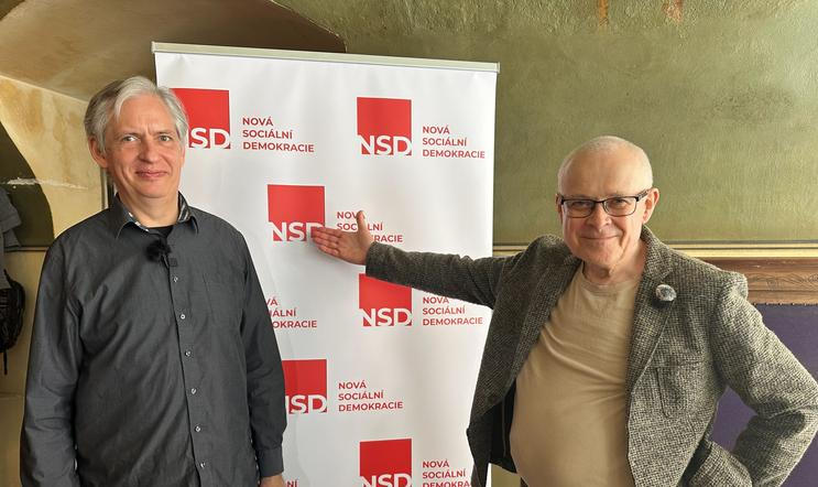 Spolu s Vladimírem Špidlou (vpravo) zakládá Novou sociální demokracii například bývalý senátor za sociální demokracii Jiří Dienstbier. Oba také vyšli společně na 1. máje sbírat pro svou novou stranu podporu v centru Prahy. 