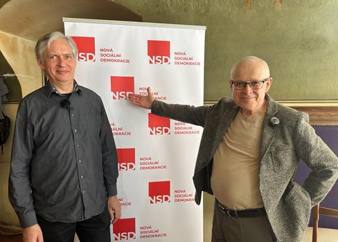 Spolu s Vladimírem Špidlou (vpravo) zakládá Novou sociální demokracii například bývalý senátor za sociální demokracii Jiří Dienstbier. Oba také vyšli společně na 1. máje sbírat pro svou novou stranu podporu v centru Prahy. 