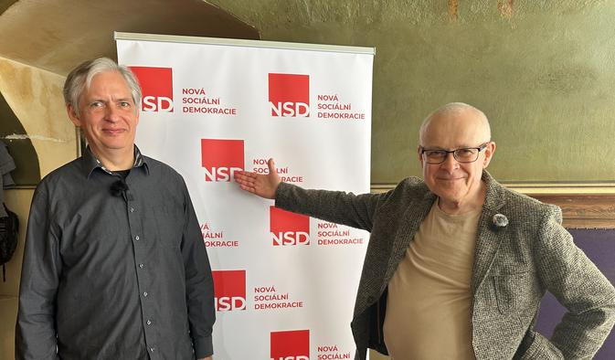 Spolu s Vladimírem Špidlou (vpravo) zakládá Novou sociální demokracii například bývalý senátor za sociální demokracii Jiří Dienstbier. Oba také vyšli společně na 1. máje sbírat pro svou novou stranu podporu v centru Prahy. 