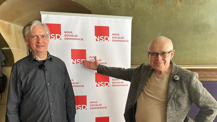 Spolu s Vladimírem Špidlou (vpravo) zakládá Novou sociální demokracii například bývalý senátor za sociální demokracii Jiří Dienstbier. Oba také vyšli společně na 1. máje sbírat pro svou novou stranu podporu v centru Prahy. 