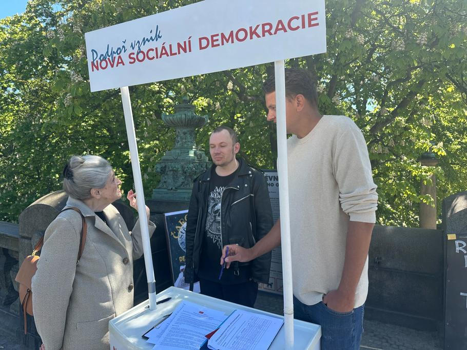 Jestli Nová sociální demokracie získá dostatečný počet členů, se teprve uvidí. I jeden z jejích spoluzakladatelů Vladimír Špidla avizuje, že mnohé bude záležet na zájmu lidí v různých místech Česka. Propagační stánek nové strany se objevil v centru prahy na 1. máje 2026.