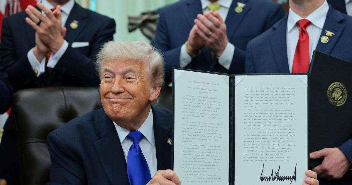 Zvýšíme cla na dovoz aut z EU na 25 %, "s potěšením" oznámil Trump