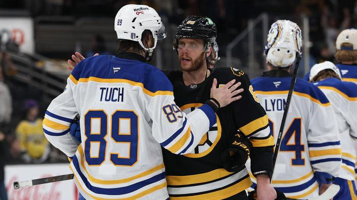 Alex Tuch (89) a David Pastrňak (88) v rozhovoru po skončení série Buffalo - Boston