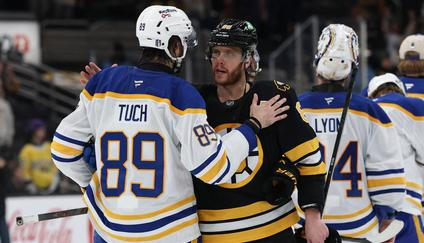 Alex Tuch (89) a David Pastrňak (88) v rozhovoru po skončení série Buffalo - Boston