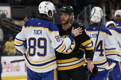 Alex Tuch (89) a David Pastrňak (88) v rozhovoru po skončení série Buffalo - Boston