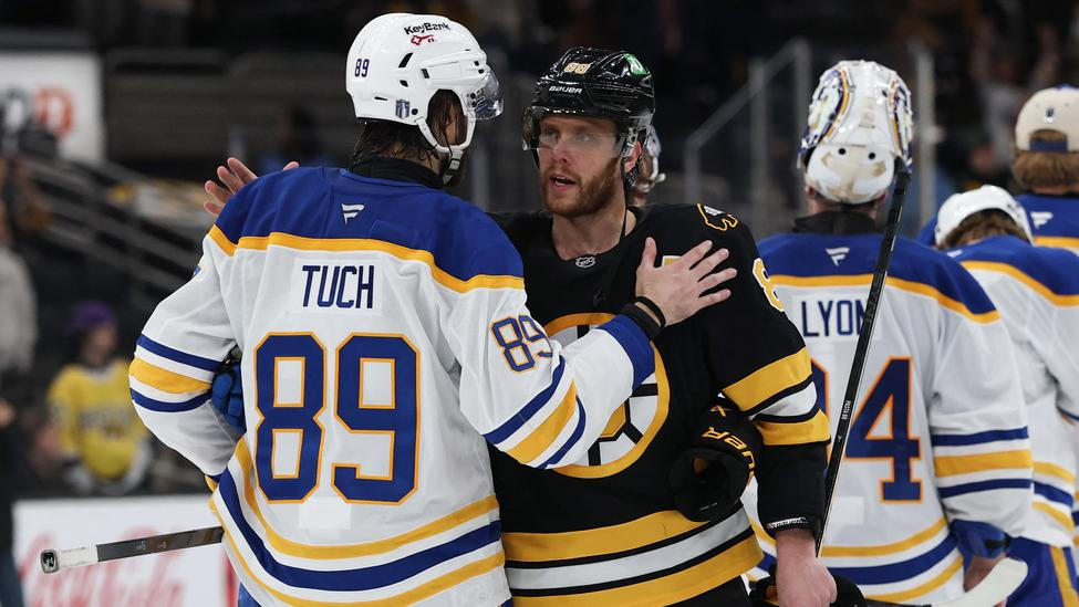Alex Tuch (89) a David Pastrňak (88) v rozhovoru po skončení série Buffalo - Boston