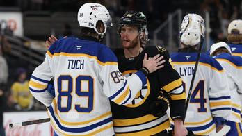 Alex Tuch (89) a David Pastrňak (88) v rozhovoru po skončení série Buffalo - Boston