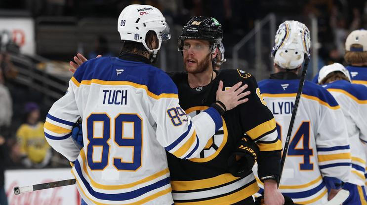 Alex Tuch (89) a David Pastrňak (88) v rozhovoru po skončení série Buffalo - Boston