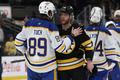 Alex Tuch (89) a David Pastrňak (88) v rozhovoru po skončení série Buffalo - Boston