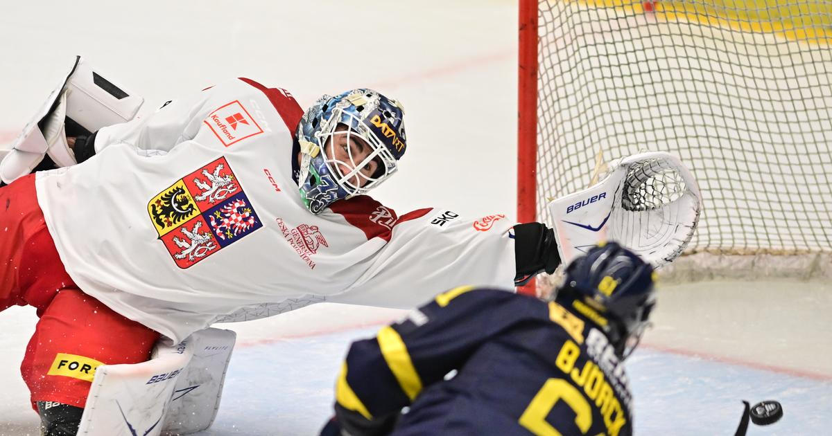 Čeští hokejisté v přípravě na MS poprvé neuspěli, prohráli se Švédy 2:4