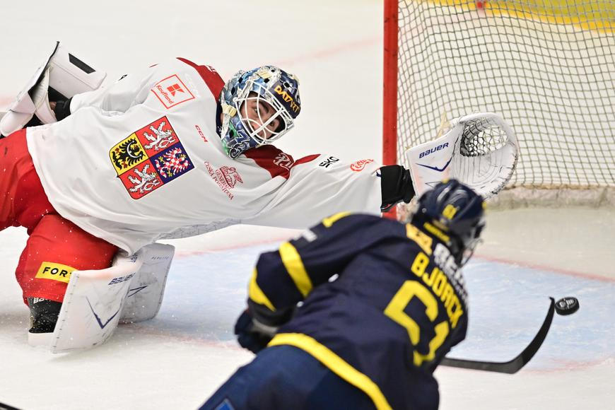 Čeští hokejisté v přípravě na MS poprvé neuspěli, prohráli se Švédy 2:4