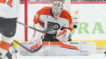Daniel  Vladař v zápase Carolina - Philadelphia 