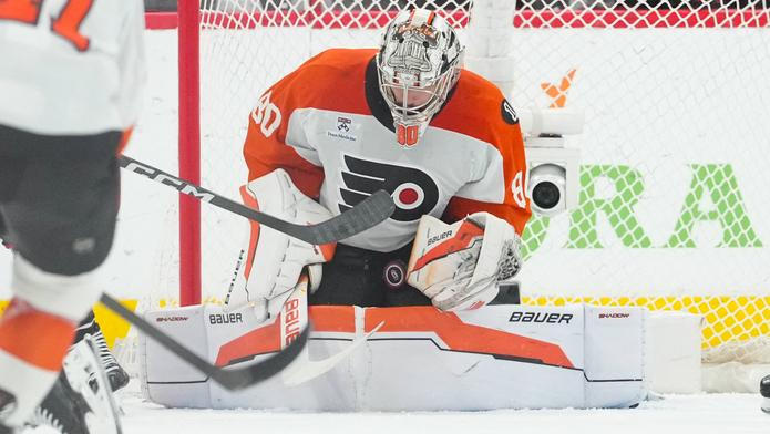 Daniel  Vladař v zápase Carolina - Philadelphia 