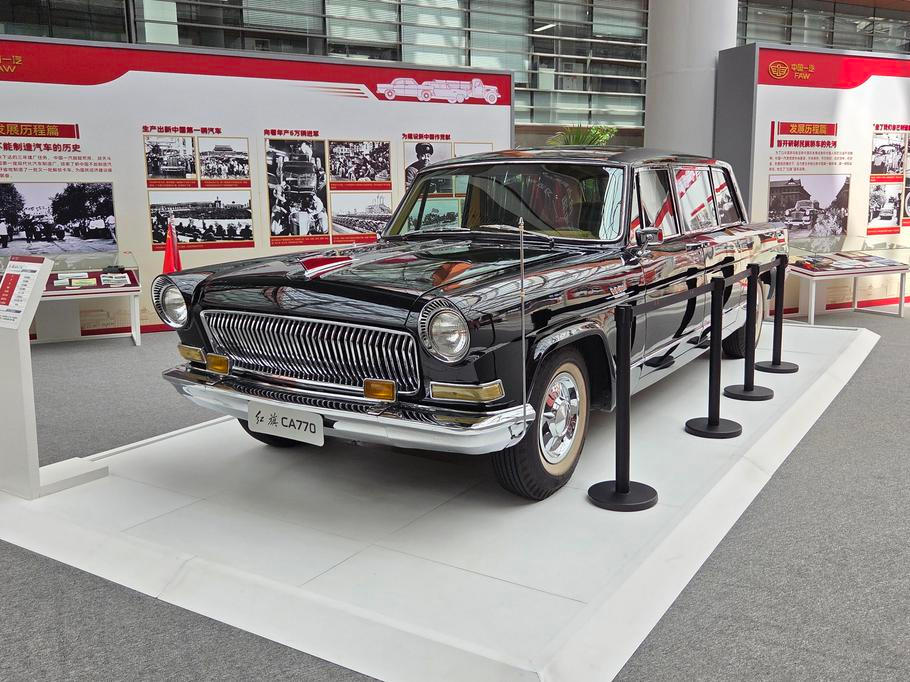 Hongqi CA770 se vyrábělo jen s drobnými změnami mezi lety 1966 a 1981. Využívali ho čínští politici v čele s Mao Ce-tungem až do jeho smrti.