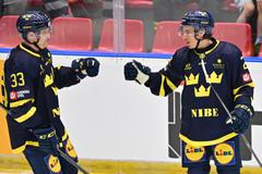 Jakob Silfverberg, André Petersson ze Švédska slaví gól v zápase Fortuna Hockey Games s Finskem