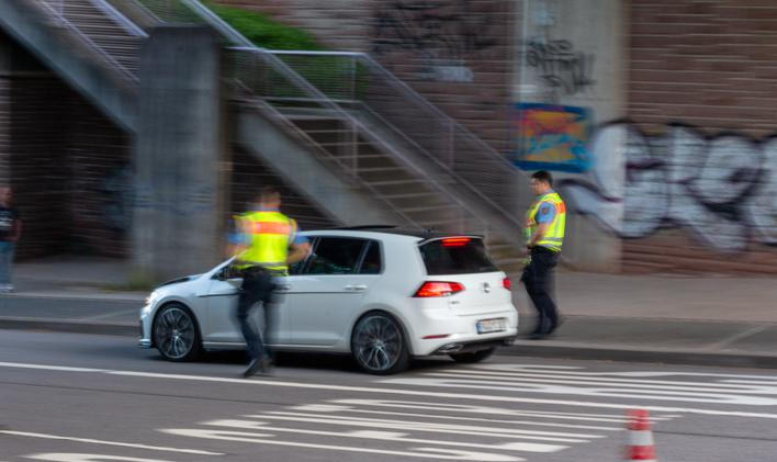 Policisté při silniční kontrole v Německu